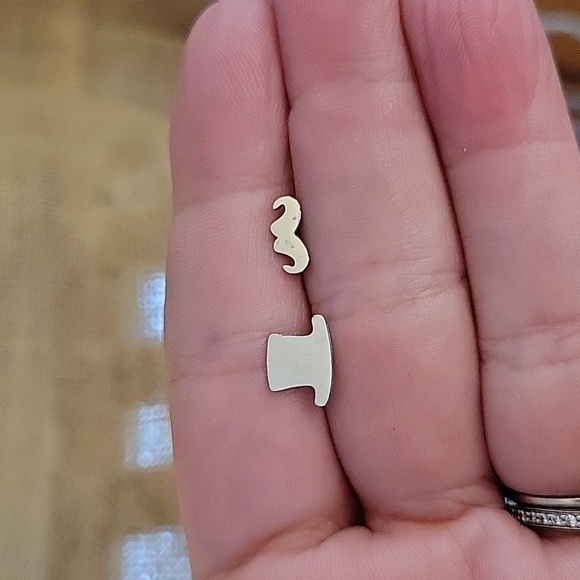 STEAMPUNK Hat & Mustache Stud Earrings, unisex - Picture 5 of 7